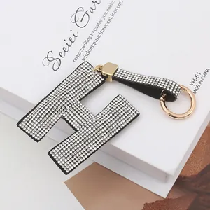 Vue détaillée du porte-clés luxe en strass lettre H avec mousqueton doré chic