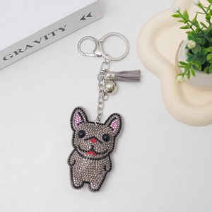 Dettaglio del portachiavi bulldog francese in strass grigi con nappe e gancio argento
