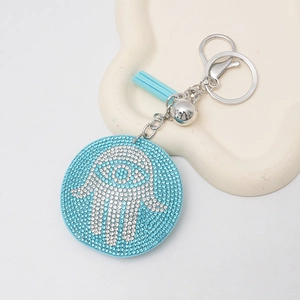 Porte-clés Main de Fatima en strass bleus avec pompon et fermoir mousqueton chic