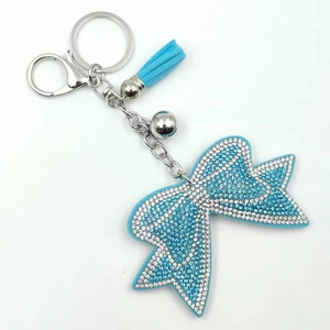 Portachiavi con fiocco di strass blu cielo, nappa coordinata e anello in metallo argento