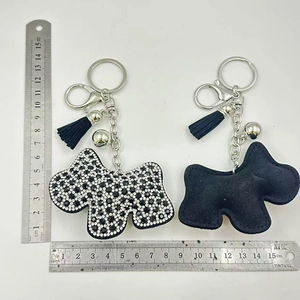 Misura dettagliata delle dimensioni del portachiavi a forma di cane con strass e nappa