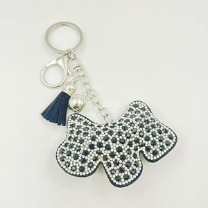 Portachiavi con cane in strass scintillanti e nappa blu scuro su anello in metallo