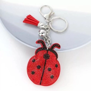 Porte-clés coccinelle étincelant avec strass rouges, pompon rouge et clochette