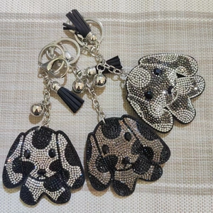 Détails des porte-clés chien en strass brillants avec pompons et clochettes