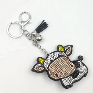 Porte-clés vache mignonne avec strass colorés, pompon en cuir et petite clochette