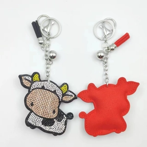 Porte-clés vache en strass brillant avec pompon en cuir et clochette, vues avant et arrière