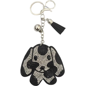 Vue détaillée du porte-clés chien serti de cristaux avec un gland noir élégant