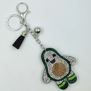 Portachiavi con avocado in strass scintillanti con nappa nera e campanellino argento