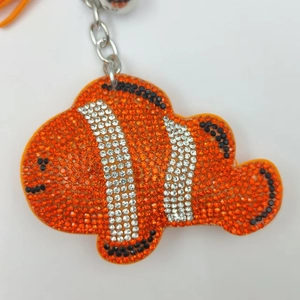 Porte-clés poisson-clown avec strass orange et chaîne en métal argenté brillant