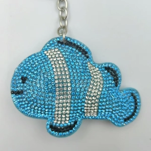 Vue détaillée du porte-clés poisson clown serti de strass bleus et blancs brillants