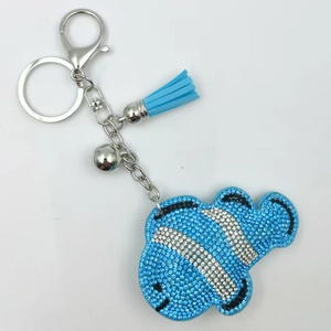 Porte-clés poisson-clown bleu ciel avec strass brillants et pompon bleu doux élégant