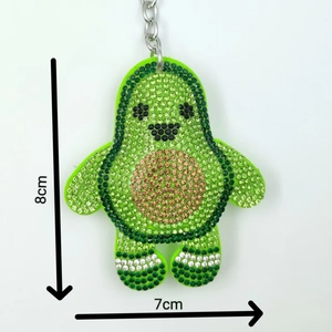 Dettaglio del portachiavi a forma di avocado con strass e misure di 8cm per 7cm