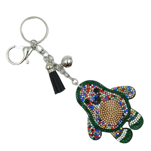 Portachiavi a forma di tartaruga marina con strass colorati e nappa in pelle nera chic