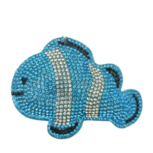 Porte-clés poisson-clown serti de strass bleus et blancs pour sacs et accessoires