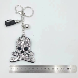 Portachiavi con teschio in strass scintillanti con nappa in pelle nera e campanellino