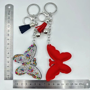 Mesure détaillée du porte-clés papillon avec strass et pompons élégants