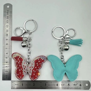 Mesure détaillée de la taille du porte-clés papillon avec strass et gland