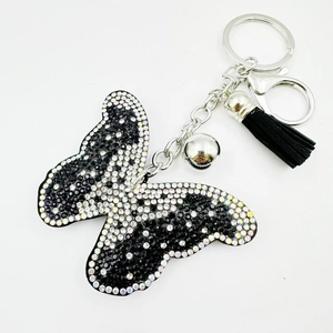 Porte-clés papillon étincelant avec strass colorés et pendentif à pompon noir élégant