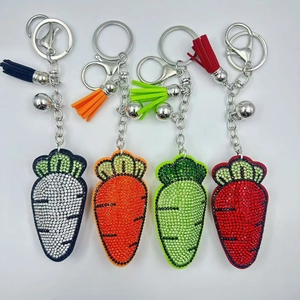 Gros plan de porte-clés carotte en strass étincelants en blanc orange vert et rouge