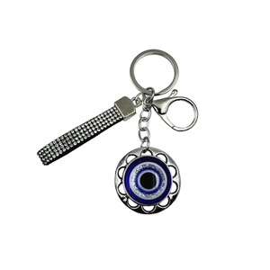 Détail d'un porte-clés œil protecteur en argent avec strass brillants et pendentif nazar