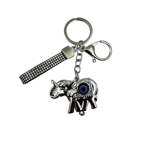Vue détaillée du porte-clés éléphant argenté avec œil bleu et détails en strass brillants