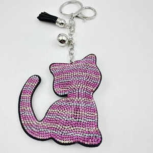 Porte-clés chat scintillant avec strass roses et violets, pompon cuir et boule métal