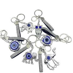 Détails des pendentifs Œil Bleu avec montures en métal argenté et strass scintillants