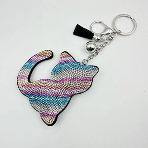 Porte-clés chat en strass colorés avec pompon en velours et clochette sur anneau argent