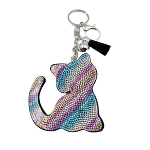 Porte-clés chat en strass colorés avec motif vagues et élégant pompon noir décoratif