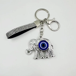 Porte-clés éléphant argenté avec pendentif œil bleu et strass brillants étincelants