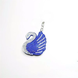 Schwan Schlüsselanhänger mit blau-weißen Strasssteinen an einer silbernen Kette