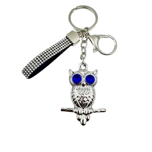 Porte-clés chouette argenté avec yeux en cristal bleu et dragonne en strass noirs