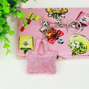 Détail du porte-clés sac à main rose avec strass et gland en cuir assorti