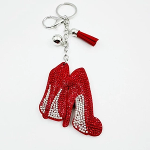 Porte-clés chaussure à talon avec strass rouges et blancs, pompon et petite clochette