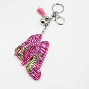 Porte-clés lettre M rose avec strass brillants, pompon en cuir et attaches argentées