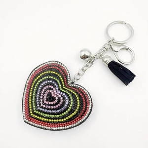 Porte-clés cœur étincelant avec strass colorés, chaîne argentée et pompon noir