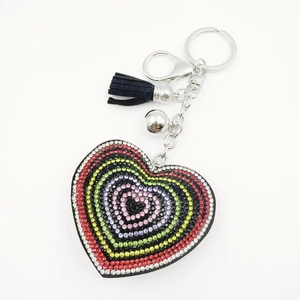 Porte-clés cœur en strass colorés avec cristaux multicolores et pompon en cuir noir élégant