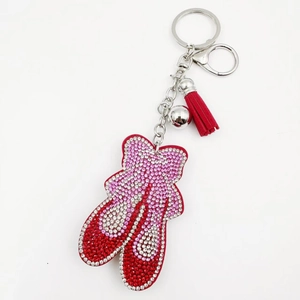 Dettaglio portachiavi scarpette danza con strass rosa, nappa in pelle e campanellino