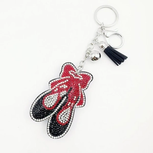 Portachiavi scarpetta da ballo con strass colorati, campanellino d'argento e nappa in pelle