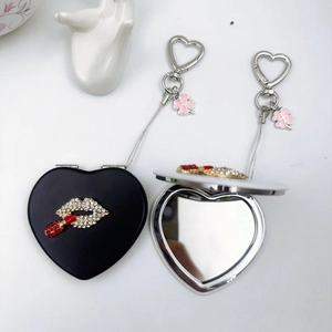 Miroir de poche en cuir en forme de cœur avec lèvres en strass et porte-clés bijou