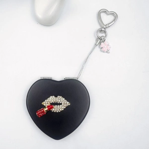Porte-clés miroir coeur en cuir noir avec lèvres en strass et breloque trèfle
