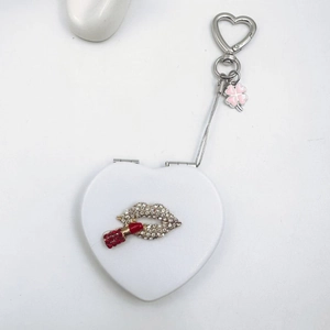 Porte-clés miroir cœur blanc avec lèvres en strass, rouge à lèvres et trèfle rose