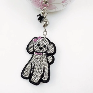 Porte-clés chien en strass avec pompon en cuir noir et mousqueton argenté élégant
