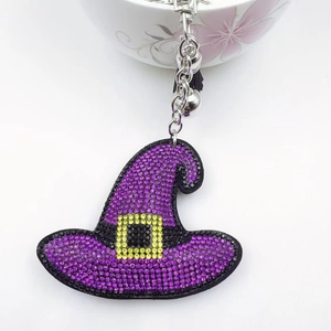 Porte-clés chapeau de sorcière Halloween avec strass violets et petite cloche argentée