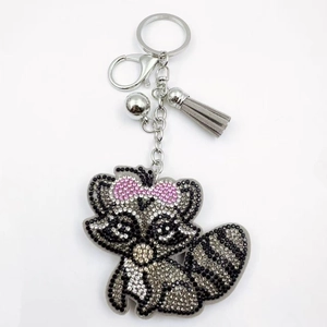 Porte-clés raton laveur en strass avec pompon en velours gris et clochette argentée