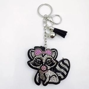 Porte-clés raton laveur en strass avec pompon noir et fermoir mousqueton argenté chic