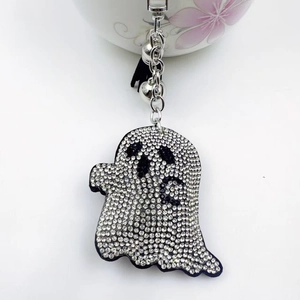 Porte-clés fantôme d'Halloween avec strass blancs et pendentif à pompon noir soyeux