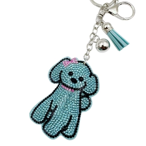 Porte-clés chien en strass bleu clair étincelant avec pompon et anneau en métal argenté