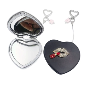 Miroir de maquillage en forme de cœur avec porte-clés et décor lèvres en strass