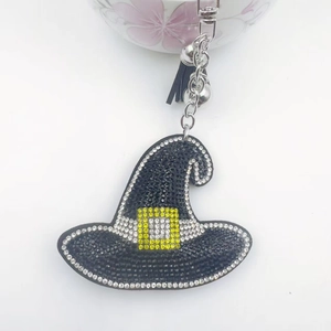 Vue détaillée d'un porte-clés chapeau de sorcière Halloween avec strass et pompon noir